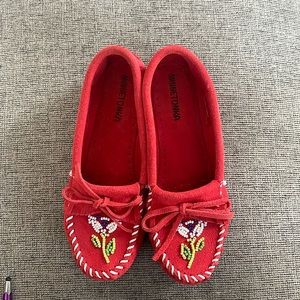 MINNETONKA WOMENS MOCCASIN RED SIZE 8
